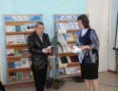Г.Дияров получил свой формуляр почетного читателя