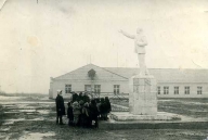 Памятник В.Ленину у Дома пионеров
